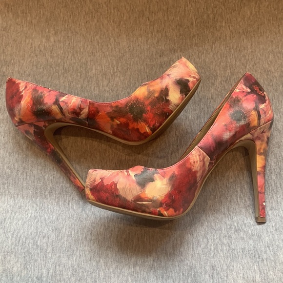 Woman’s BCBGeneration hidden platform heels - Picture 8 of 10